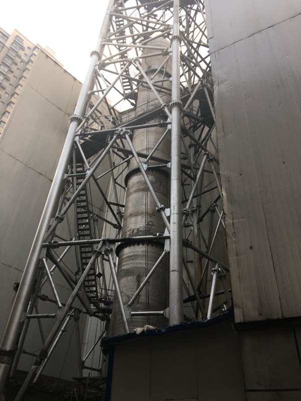 南門煙囪吊裝現(xiàn)場