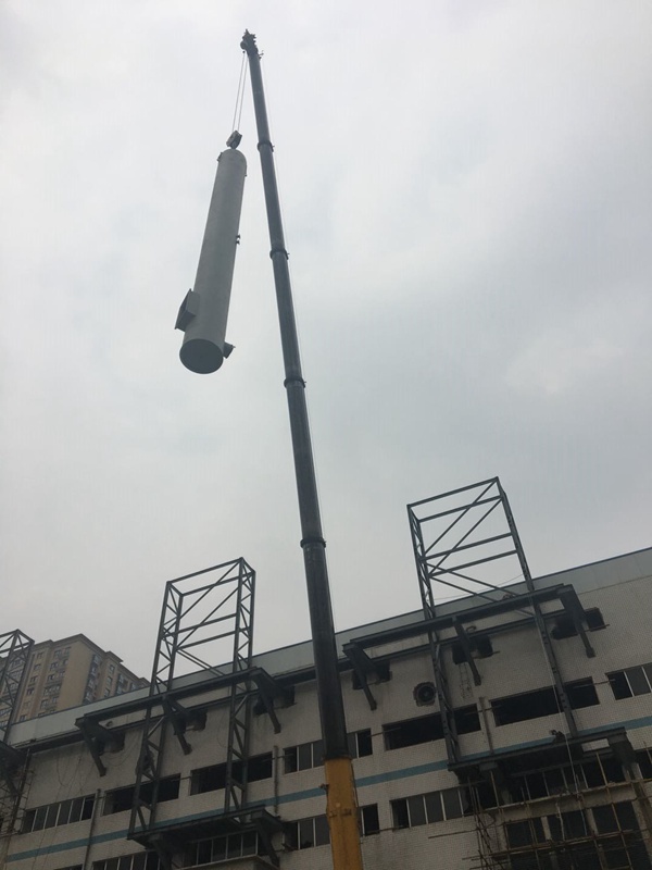 雁東供熱18根煙囪吊裝現(xiàn)場